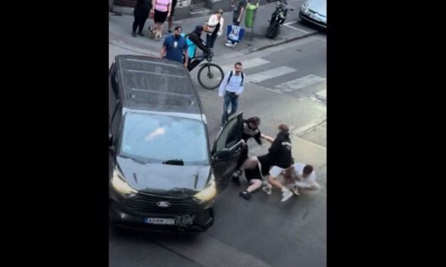 Brutális videó Terézvárosból: kirángatták a volán mögül, majd a földön rugdostak egy sofőrt – három külföldit állított elő a rendőrség