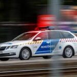 Motoros rendőröknek és rendőrautónak hajtott egy autós a budai Várban, egy rendőr megsérült