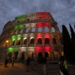 Nemzeti színbe öltöztették a Colosseumot az olasz tűzoltók