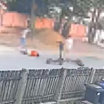 Videón, ahogy egy gyerek brutális balesetet szenved egy rollerrel