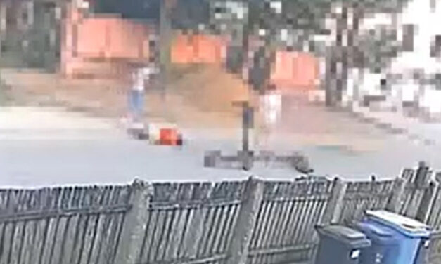Videón, ahogy egy gyerek brutális balesetet szenved egy rollerrel