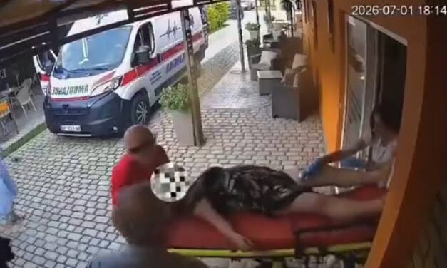 Leesett a hordágyról egy nő, miközben a mentősök a kocsiba próbálták betenni