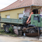 Sokkoló képsorok: házfalnak rohant a teherautó Zalaegerszegen