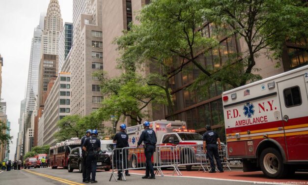Leomlással fenyegettek a felső szintek, ezért kiürítettek egy toronyházat New Yorkban