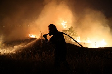 A tűz olyan gyorsan terjedt, hogy már a telkem szélén volt, és elzárta az egyetlen kiutat