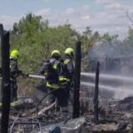 Így küzdöttek a tűzoltók a kigyulladt napelemek lángjaival a soroksári raktár tetején – videó