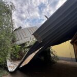 Leszakította egy érdi iskola tetejét a szél, kidőlt fák bénították a közlekedést – Komoly károkat okozott a vasárnapi vihar