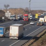Rendőrautó borult fel az M1-esen, sérültjei is voltak a balesetnek +fotók