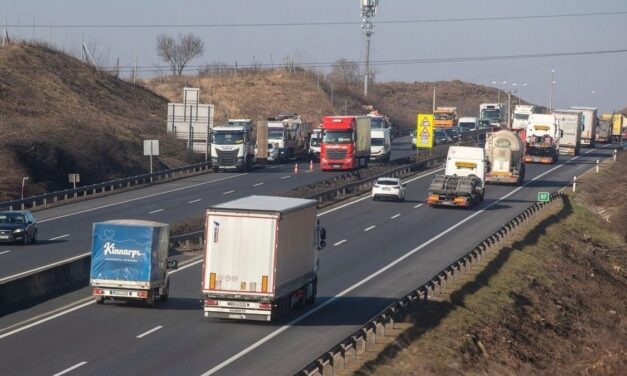 Rendőrautó borult fel az M1-esen, sérültjei is voltak a balesetnek +fotók