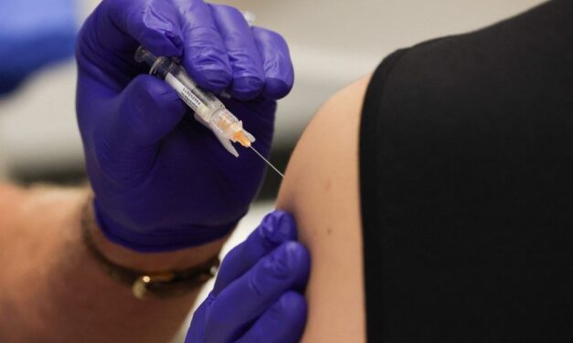 Aggasztó felfedezés: változásokat találtak a szemben a Pfizer-vakcina után