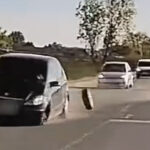 Leszakadt a Mercedes kereke, majd egy taxinak csapódott Dunaharasztinál – videó
