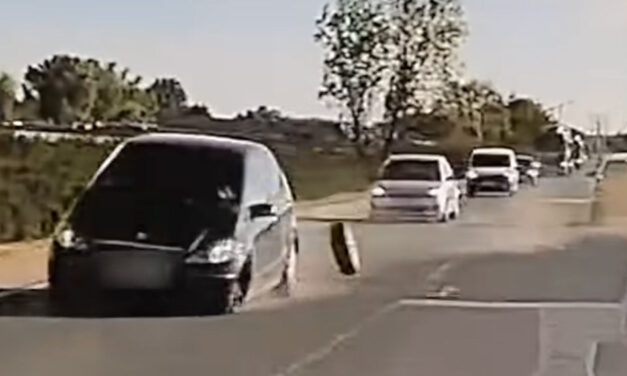 Leszakadt a Mercedes kereke, majd egy taxinak csapódott Dunaharasztinál – videó