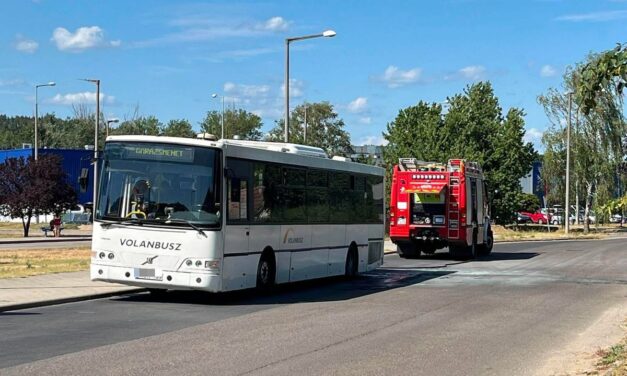 Centiken múlt a tragédia! Utasokkal a fedélzetén gyulladt ki egy busz Balassagyarmaton – részletek!