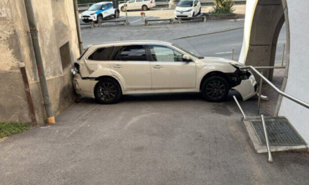 Két ház közé szorult autójával egy 87 éves sofőr
