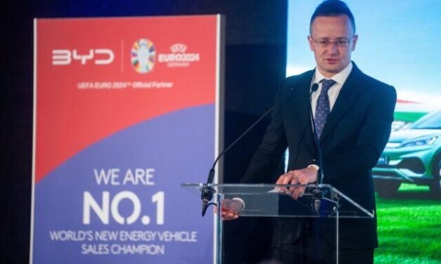 Nem Szijjártó az egyetlen magyar diplomata, aki kínai cégekhez szerződött