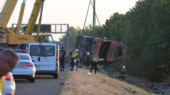 Frissítve! Tömegszerencsétlenség az M3-as autópályán: árokba csapódott egy busz, többen meghaltak – videó a cikkben