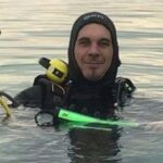 Megmenti a Balatonba esett okostelefonokat, olykor az eljegyzéseket is a gyűrűbúvár (képek)