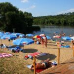 Ezen a vidéki strandon él ma a magyar televíziós legenda: válása után ebből tartja fent magát