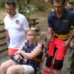 Eltörte a bokáját egy túrázó a Vár-hegyen – hegyimentők és mentősök közösen hozták le a hegyoldalból