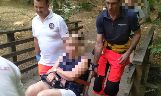 Eltörte a bokáját egy túrázó a Vár-hegyen – hegyimentők és mentősök közösen hozták le a hegyoldalból