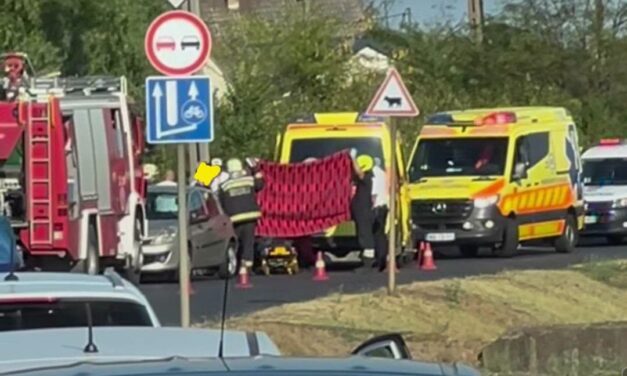 Felborult egy autó Hajdú-Biharban, mentőhelikoptert kellett riasztani, egy gyermek is kórházba került – fotókkal, videóval