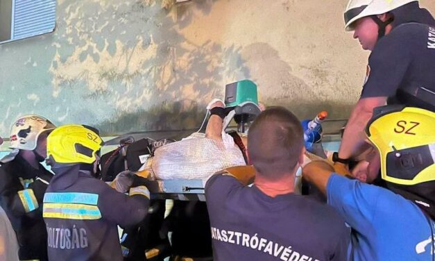 Újraélesztették a szegedi nőt, majd az ablakon át kellett kimenteni a 4. emeletről