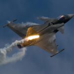 „Lángol a géped, b.szd meg!” – Egy másik vadászgépből figyelmeztették a lezuhant Gripen pilótáját, hogy baj van – Rakétákkal megpakolva gyulladt ki