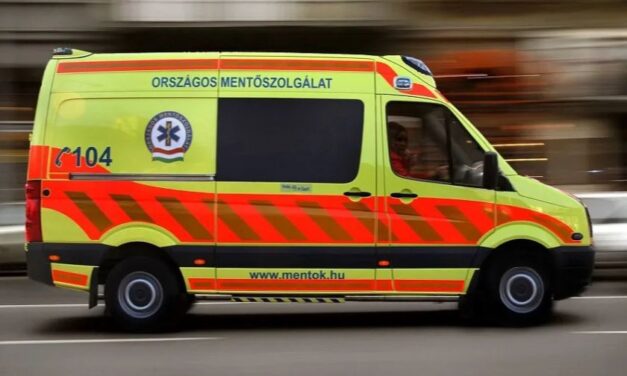 Buszbaleset az Astoriánál: kilencen megsérültek, köztük két gyermek, egy nő életveszélyben van