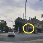 Piros volt a jelzés, mégis áthajtott a síneken – videó