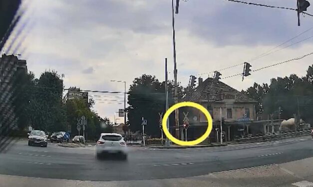Piros volt a jelzés, mégis áthajtott a síneken – videó