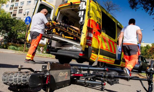 Újabb súlyos rollerbaleset történt: egy órán keresztül küzdöttek a sérült életéért a mentők, a 32 éves férfit mélyaltatásban tartják
