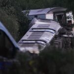 Súlyos vonatbaleset, kisiklott a fél szerelvény, három kocsi is beborult a fák közé Angliában – videók