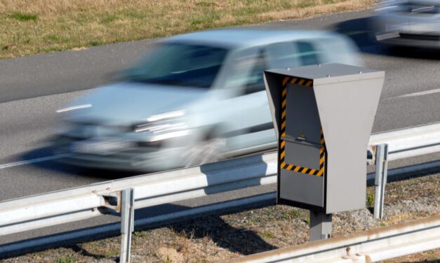 Új trükkel játsszák ki az autósok a traffipaxokat: jelentős bírság jár érte