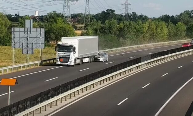 Lassítás nélkül rongyolt a kamionba az M30-ason – videó