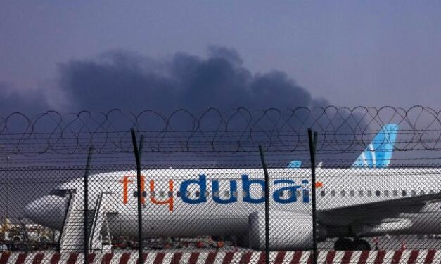 Két perc alatt több mint ötezer métert süllyedt a Flydubai repülőgépe, miután késsel támadhatott a kapitányra a másodpilóta