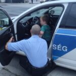 Rosszul lett és elesett egy nagymama az unokája mellett az utcán, rendőrök segítettek nekik