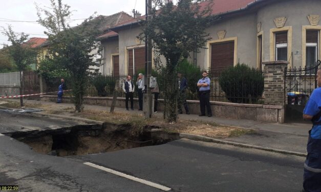 Beszakadt az úttest a XV. kerületben, az aszfalt elnyelt egy buszt, a mentőket is riasztották