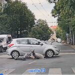 Ismét lefejelte a betont egy rolleres – Autó sodorta el, sisak nélkül zuhant az aszfaltra – videó