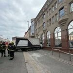 Villamossal ütközött, majd épületnek csapódott egy teherautó Újpesten: mentők és tűzoltók is a helyszínre érkeztek – fotók