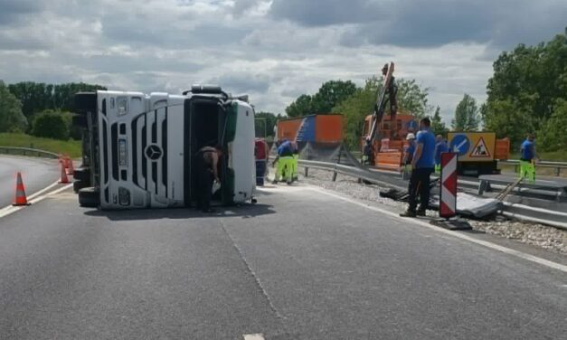 Közlekedési kamera rögzítette: pillanatok alatt felborult egy kamion az autópályán + videó