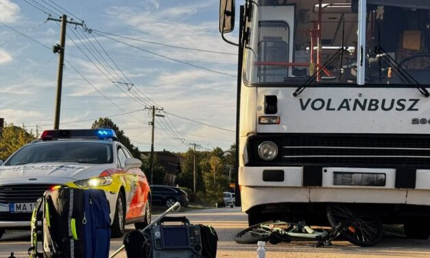 Busszal ütközött egy bicikliző kisfiú, mentőhelikopter szállította kórházba
