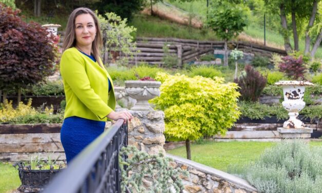 Ebben a mesebeli faluban él a hazai sztár: helyi látványosságnak hitték a turisták csodás kertjét