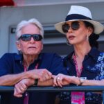 Adatvédelem Rendeld meg! Magazin előfizetés  Magazin előfizetés HIRDETÉS Catherine Zeta-Jones Michael Douglas születésnap Catherine Zeta-Jones a tengerben csókolta meg 82 éves férjét – huszonöt év után is odavannak egymásért