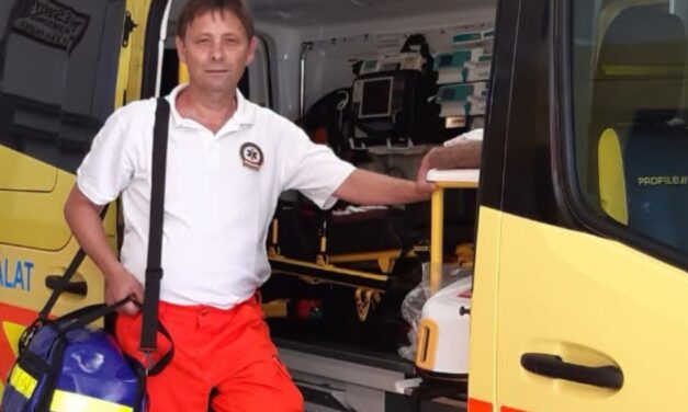 Negyven év után vonult nyugdíjba a szentesi mentős, Pataki József Zoltán, aki a helyi szakmai és bajtársi közösség meghatározó alakjává vált
