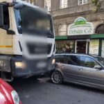 Nem fért el a teherautó, ezért inkább izomból végigszántotta az út szélén parkoló autók oldalát