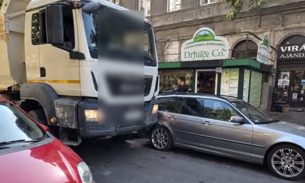 Nem fért el a teherautó, ezért inkább izomból végigszántotta az út szélén parkoló autók oldalát