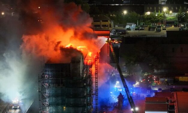 Lángol a londoni felhőkarcoló, hetven tűzoltót riasztottak