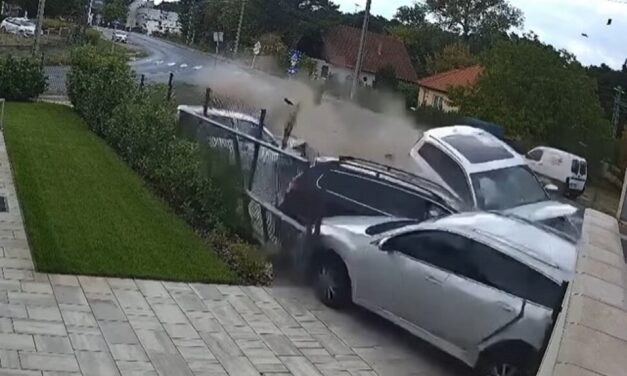 Elképesztő videó: Átrongyolt a körforgalmon, majd parkoló autókat tarolt le egy sofőr Siófokon