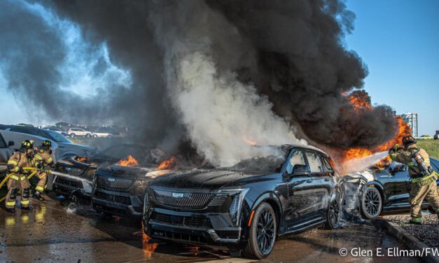 Hat Cadillac villanyautó égett szénné Texasban