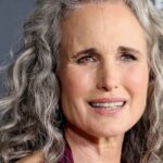 A ’90-es évek imádott modellje hófehér hajjal ennyire más: 68 évesen így ment végig a kifutón Andie MacDowell